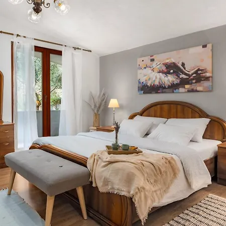 Villa Vultana With Heated Pool, 4 Bedrooms, 3.5 Bathrooms, 10 Persons Max Srinjine