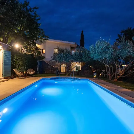 Vultana With Heated Pool, 4 Bedrooms, 3.5 Bathrooms, 10 Persons Max Villa Srinjine