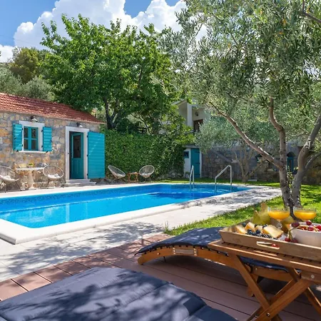 Vultana With Heated Pool, 4 Bedrooms, 3.5 Bathrooms, 10 Persons Max *