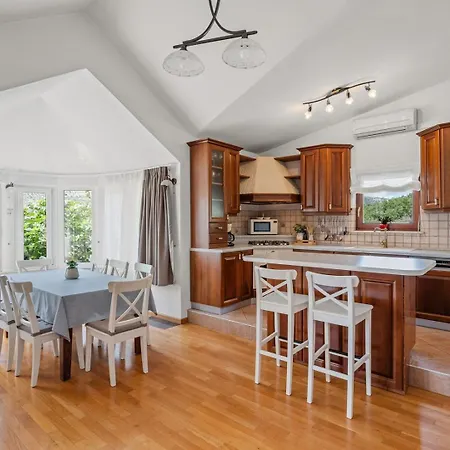 Vultana With Heated Pool, 4 Bedrooms, 3.5 Bathrooms, 10 Persons Max Villa