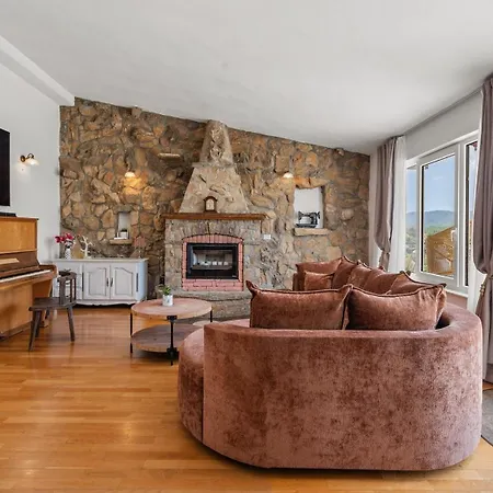 Villa Vultana With Heated Pool, 4 Bedrooms, 3.5 Bathrooms, 10 Persons Max