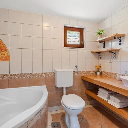 Vultana With Heated Pool, 4 Bedrooms, 3.5 Bathrooms, 10 Persons Max Villa *