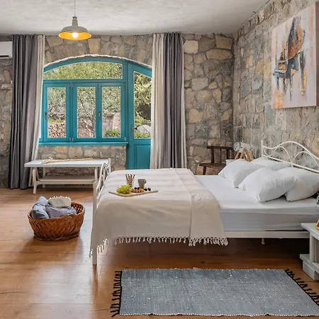 Vultana With Heated Pool, 4 Bedrooms, 3.5 Bathrooms, 10 Persons Max Villa Srinjine