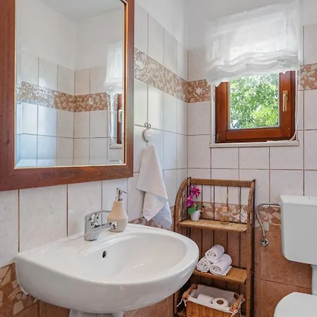 Vultana With Heated Pool, 4 Bedrooms, 3.5 Bathrooms, 10 Persons Max Villa Srinjine