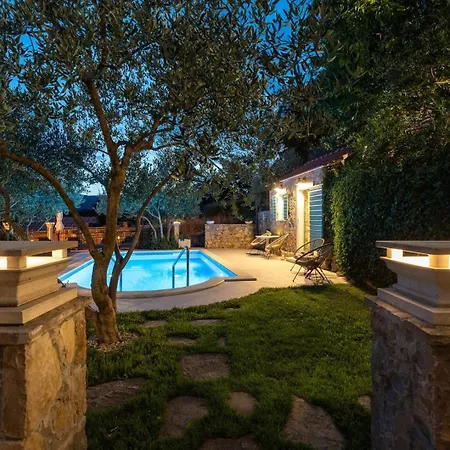 Villa Vultana With Heated Pool, 4 Bedrooms, 3.5 Bathrooms, 10 Persons Max Srinjine