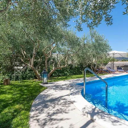 Vultana With Heated Pool, 4 Bedrooms, 3.5 Bathrooms, 10 Persons Max