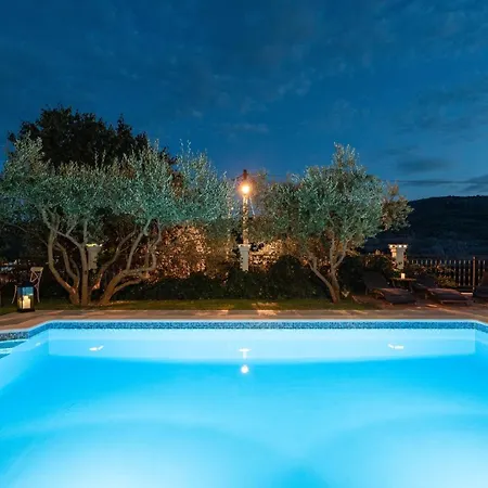 Villa Vultana With Heated Pool, 4 Bedrooms, 3.5 Bathrooms, 10 Persons Max