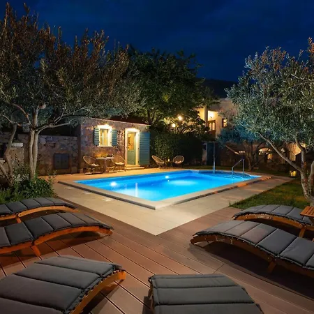 Vultana With Heated Pool, 4 Bedrooms, 3.5 Bathrooms, 10 Persons Max Villa *