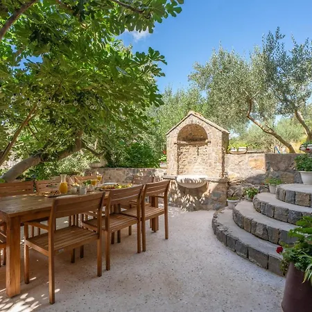 Vultana With Heated Pool, 4 Bedrooms, 3.5 Bathrooms, 10 Persons Max Villa *