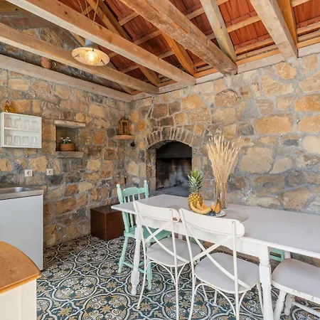 Vultana With Heated Pool, 4 Bedrooms, 3.5 Bathrooms, 10 Persons Max Villa Srinjine