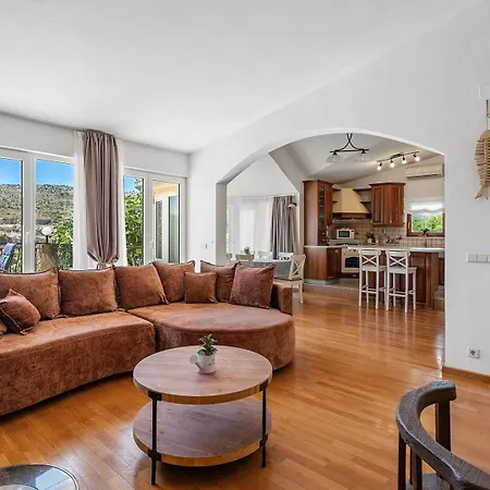 Vultana With Heated Pool, 4 Bedrooms, 3.5 Bathrooms, 10 Persons Max Villa
