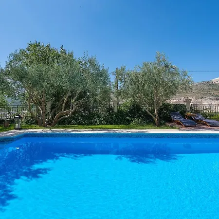 Villa Vultana With Heated Pool, 4 Bedrooms, 3.5 Bathrooms, 10 Persons Max *